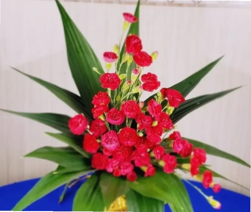 Cắm hoa kim đồng vào bình để trang trí bàn làm việc, tạo không gian tươi mát và tràn đầy năng lượng tích cực.