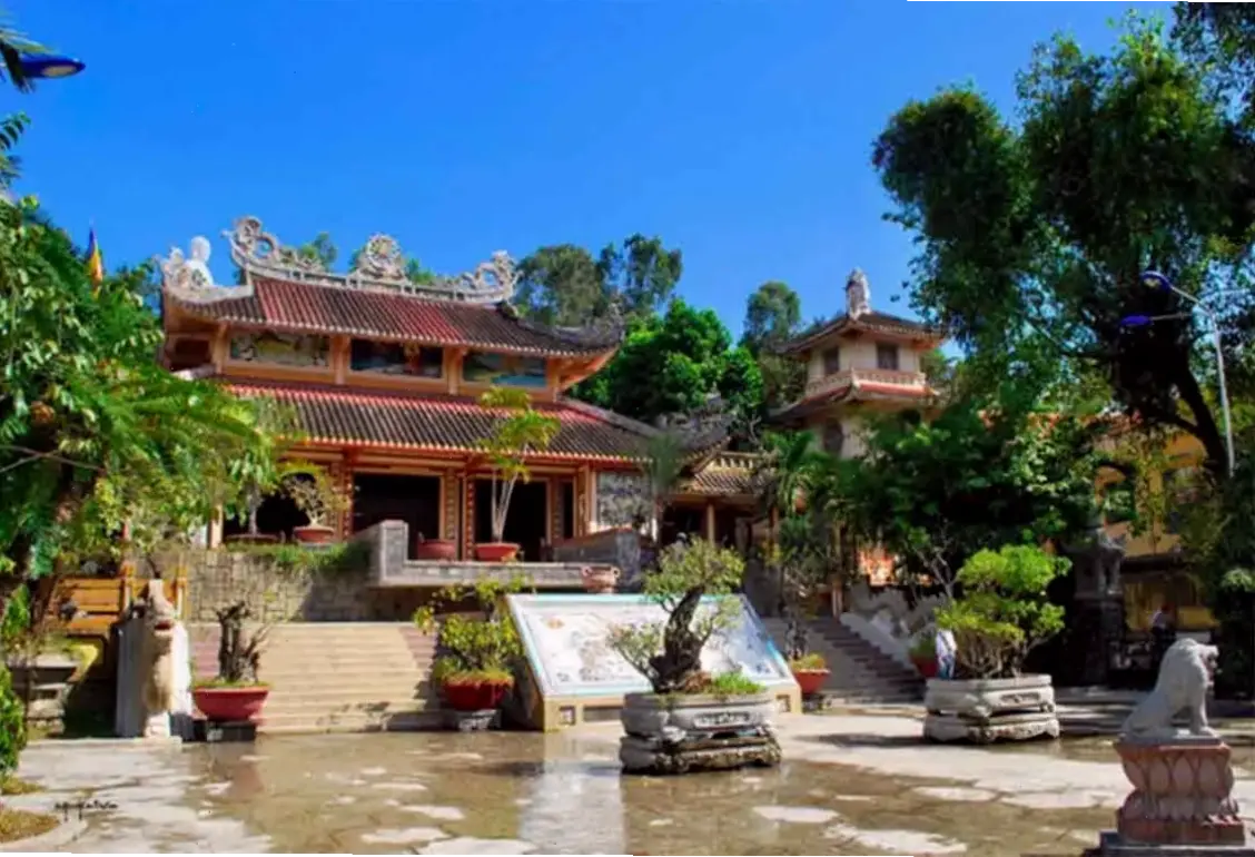 Cảm nhận năng lượng tâm linh sâu lắng tại Chùa Long Sơn, nơi mang lại sự an yên và bình thản cho mọi người.