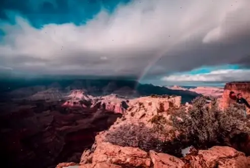 Chào đón bình minh rực rỡ tại Grand Canyon, nơi ánh nắng đầu tiên làm bừng sáng vẻ đẹp cổ kính.