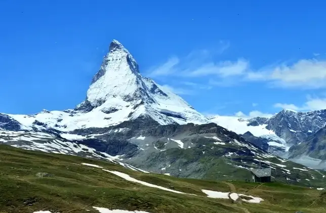 Chào đón bình minh rực rỡ trên đỉnh Matterhorn, một khởi đầu ngày mới đầy năng lượng và truyền cảm hứng.