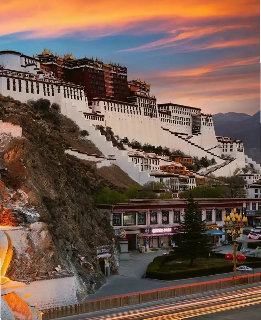 Chiêm ngưỡng tượng Phật Lhasa uy nghi, biểu tượng của lòng từ bi và giác ngộ tâm linh.