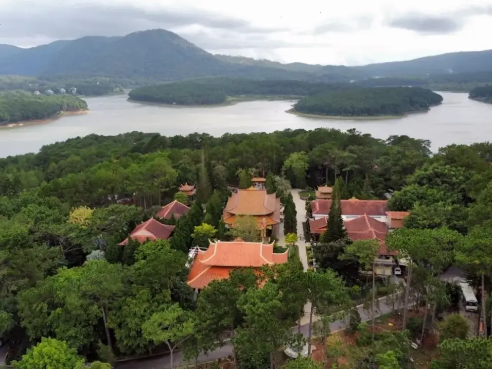 Chùa Đà Lạt – Nơi trú ngụ của bình an, giúp bạn tái tạo năng lượng và tận hưởng sự tĩnh lặng.