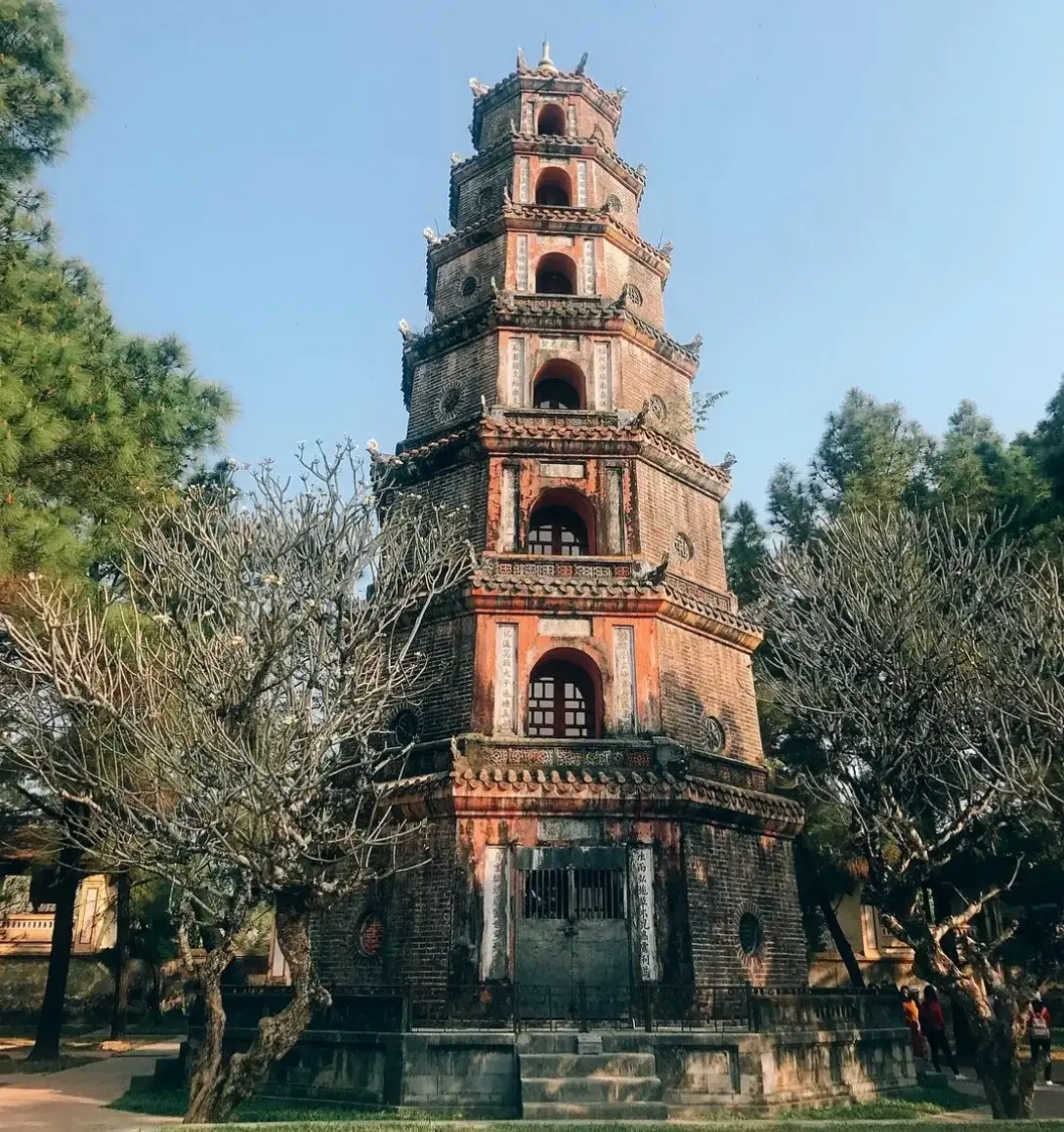 Chùa Huế đêm lung linh ánh sáng, tạo không gian huyền ảo, nơi linh hồn tìm thấy sự tĩnh lặng và bình yên tuyệt đối.