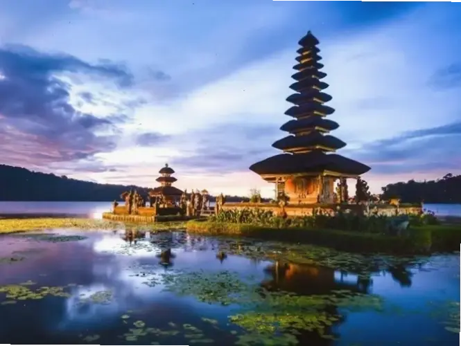 Chùa Indonesia đêm lung linh huyền ảo, mang đến không gian bình yên và sự kết nối sâu lắng với tâm hồn.