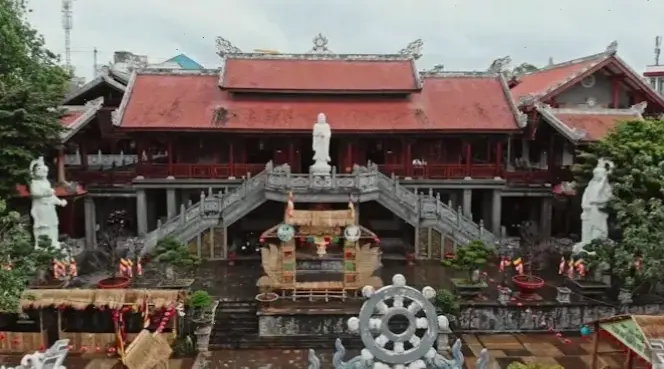 Chùa Indonesia tối giản mang đến sự thanh lịch, nơi kiến trúc đơn sơ khơi dậy sự bình an nội tại.