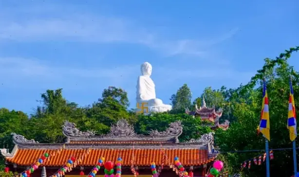 Chùa Long Sơn lung linh dưới ánh đèn đêm, mang đến không gian huyền bí và sự yên bình tuyệt đối cho tâm hồn.