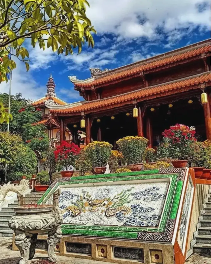 Chùa Long Sơn qua phong cách tối giản, nhấn mạnh sự thanh thoát và bình dị trong không gian tâm linh yên tĩnh.