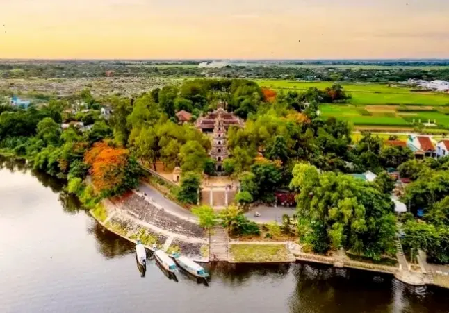 Chùa Phật Huế thiền định, nơi bạn hòa mình vào không gian tĩnh lặng để nuôi dưỡng và thanh lọc tâm hồn sâu sắc.