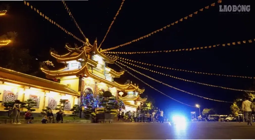 Chùa Phật Việt Nam ban đêm: Ánh sáng lung linh, không gian thiền định kỳ diệu và thiêng liêng.