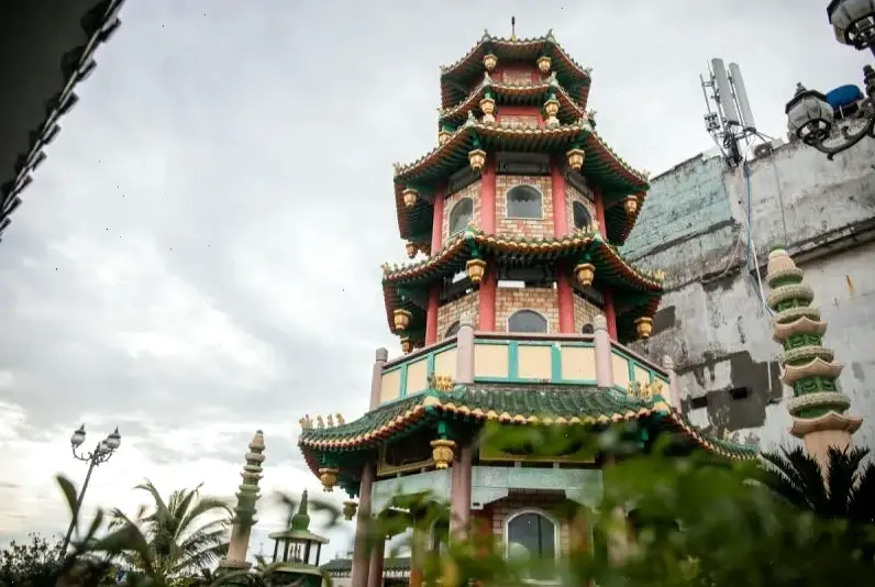 Chùa Sài Gòn lung linh dưới ánh đèn đêm, tạo nên không gian huyền ảo và bình yên tuyệt đối.