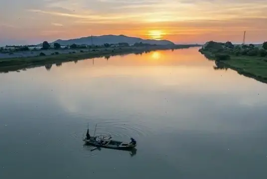 Chùa Vĩnh Nghiêm lung linh dưới ánh đèn đêm, tạo nên không gian tâm linh huyền bí và yên bình.