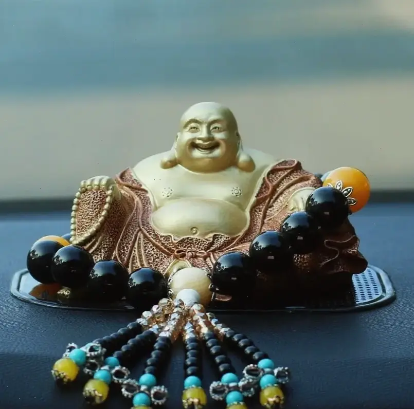 Di Lặc bình an trên hồ, biểu tượng thư giãn và hạnh phúc bền vững cho cuộc sống hàng ngày.