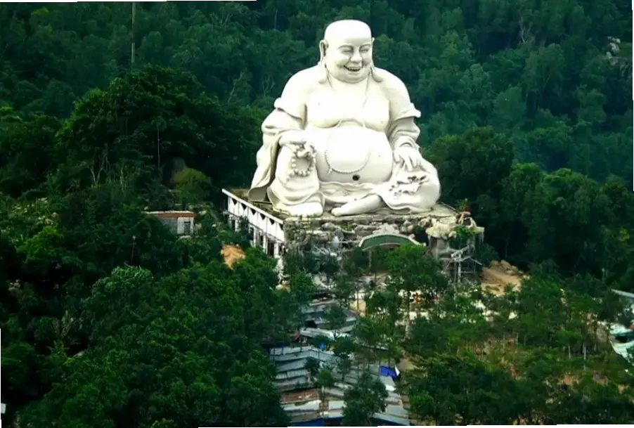 Di Lặc bình an trong vườn xanh, mang đến cảm giác thư giãn và năng lượng tích cực mỗi ngày.