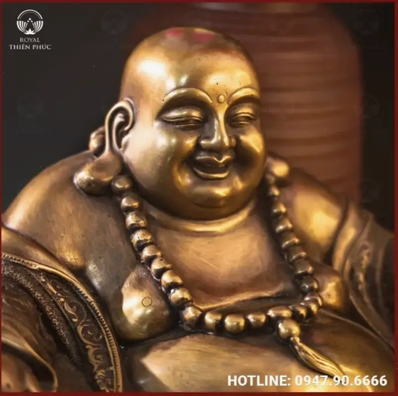 Di Lặc hạnh phúc trong hang, nguồn cảm hứng cho cuộc sống vui vẻ và thư thái hàng ngày.