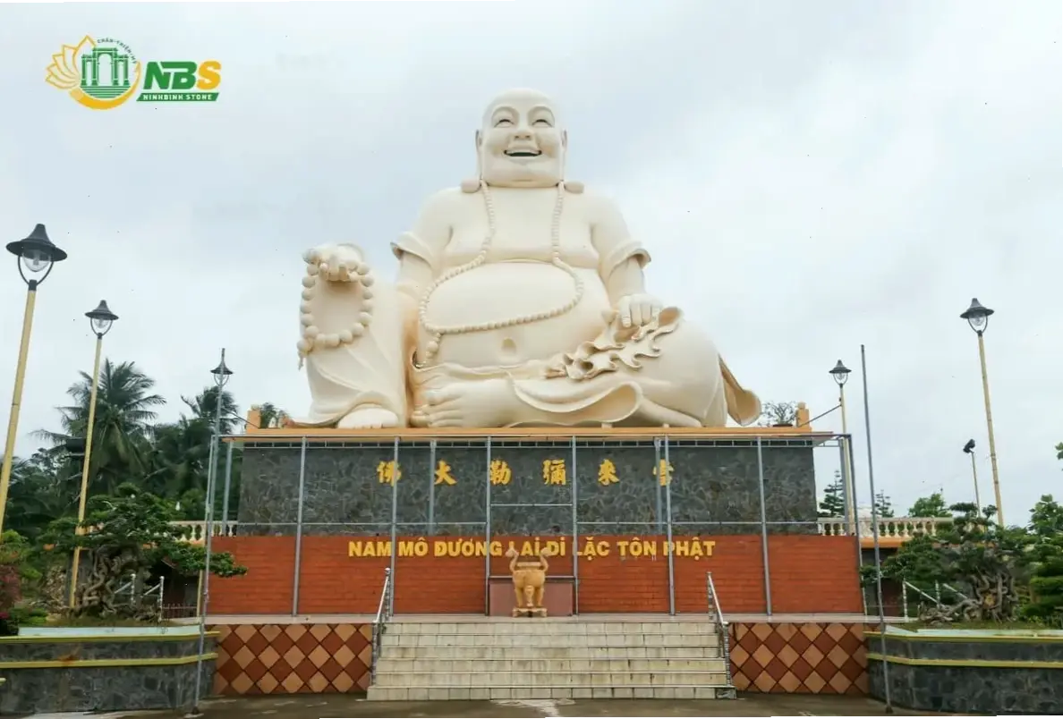 Di Lặc nghệ thuật độc đáo, kết hợp truyền thống để truyền tải thông điệp yêu thương sâu sắc.