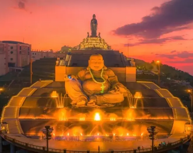 Di Lặc nghệ thuật độc đáo, kết hợp truyền thống và hiện đại để truyền tải thông điệp yêu thương.