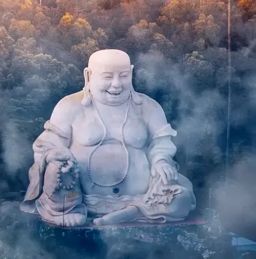 Di Lặc phong thủy trong hang, tăng cường năng lượng tích cực và may mắn lâu dài.