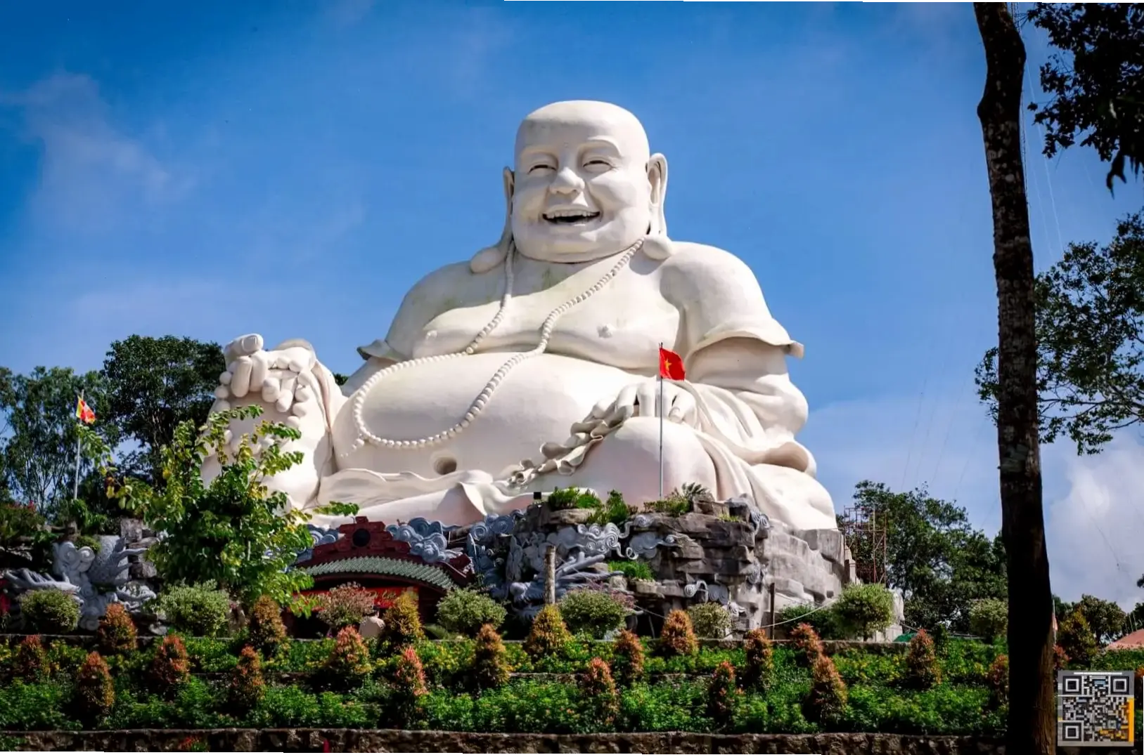 Di Lặc phong thủy trong vườn, thu hút tài lộc và mang lại sự hài hòa cho gia đình.