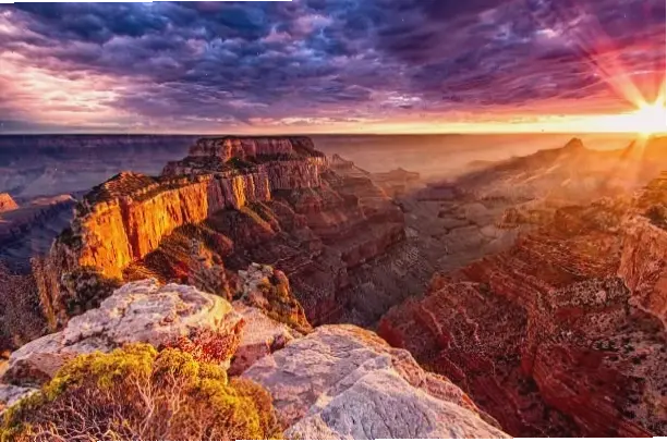 Grand Canyon tối giản, tập trung vào sự thanh lịch và đơn giản của thiên nhiên hùng vĩ.