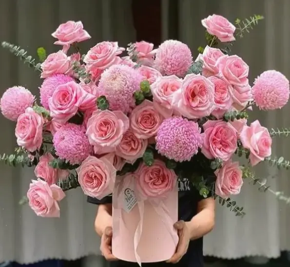 Gửi hoa hồng đến người phụ nữ yêu quý nhân ngày 20/10, thể hiện sự trân trọng và lời chúc tốt đẹp.