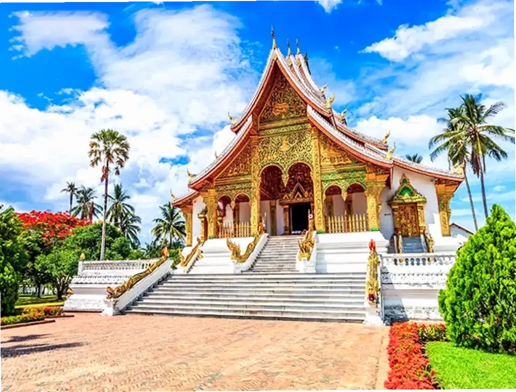 Hành trình linh thiêng tại chùa Luang Prabang, nơi kiến trúc cổ kính hòa quyện với thiên nhiên xanh mướt và bình yên.