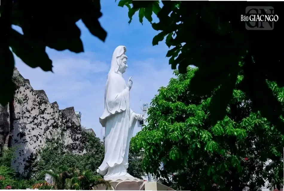 Hành trình tâm linh với Quan Âm, khám phá sức mạnh từ bi và trí tuệ, dẫn lối đến sự giác ngộ.