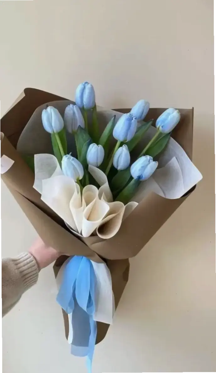 Hình ảnh bó hoa tulip lãng mạn, tạo nên không gian tình yêu đầy cảm hứng.
