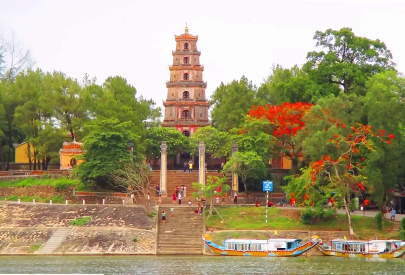 Hình ảnh chùa cổ kính với kiến trúc độc đáo, lưu giữ lịch sử hàng trăm năm tại Huế đầy hấp dẫn.