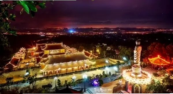 Hình ảnh chùa Việt Nam lung linh dưới ánh sáng, mang đến cảm giác thanh thản và gần gũi với thiên nhiên.