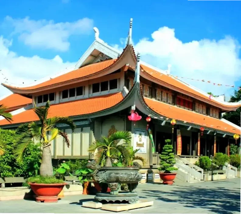 Hình ảnh chùa Vĩnh Nghiêm hùng vĩ, nơi lưu giữ nét văn hóa Phật giáo lâu đời tại Sài Gòn.