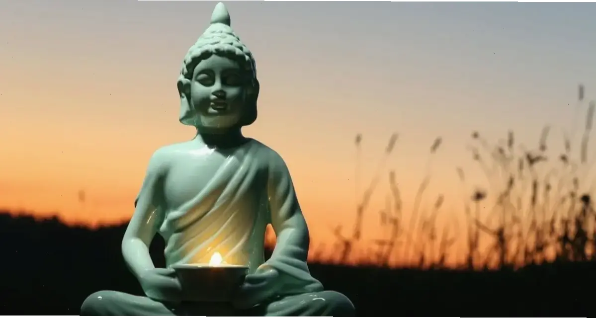 Hình ảnh thiêng liêng từ chùa qua Ảnh tượng Phật pha lê chùa, truyền tải sự thanh tịnh và lòng từ bi.