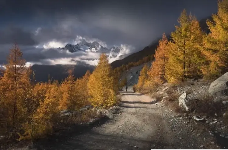 Hình nền Alps nghệ thuật kết hợp vẻ đẹp thiên nhiên với phong cách độc đáo, tạo nên tác phẩm hấp dẫn cho màn hình của bạn.