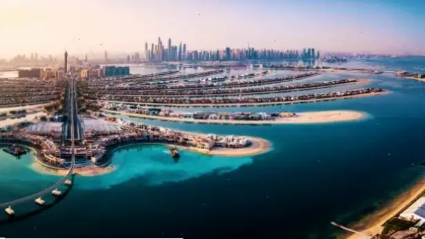 Hình nền đô thị Dubai sôi động, với cao ốc hiện đại và cuộc sống nhộn nhịp đầy năng lượng.