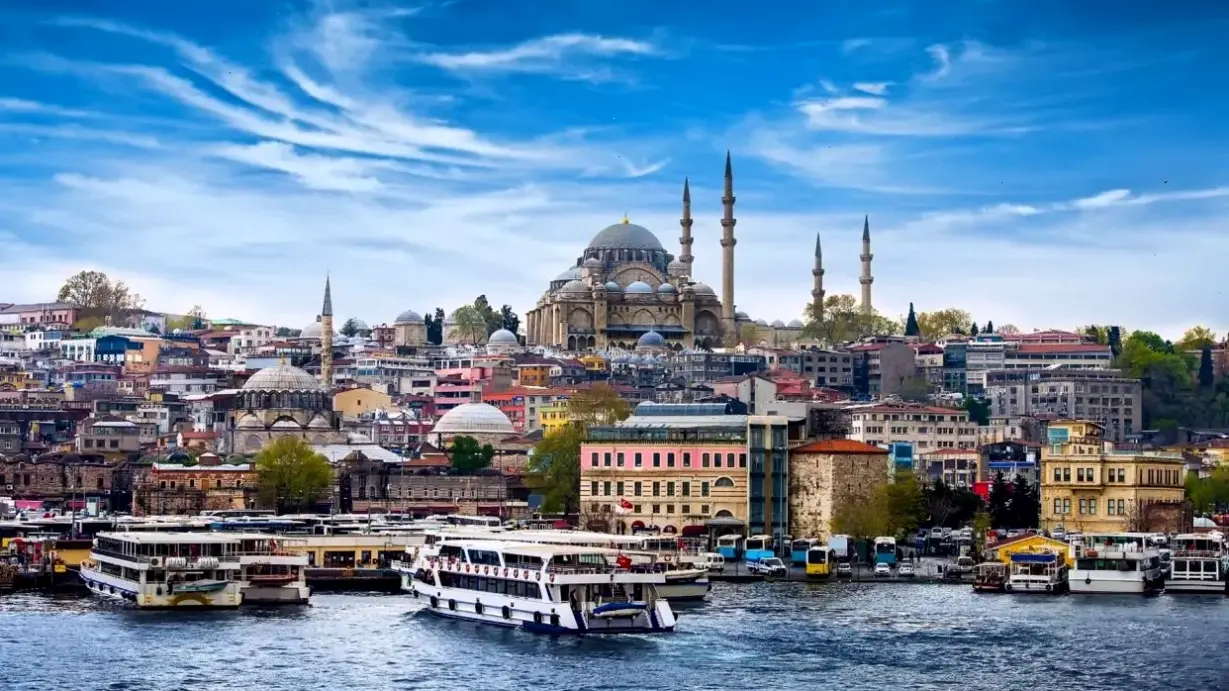 Hình nền đô thị sôi động của Istanbul, kết hợp kiến trúc cổ và hiện đại, lý tưởng cho người yêu thành phố.