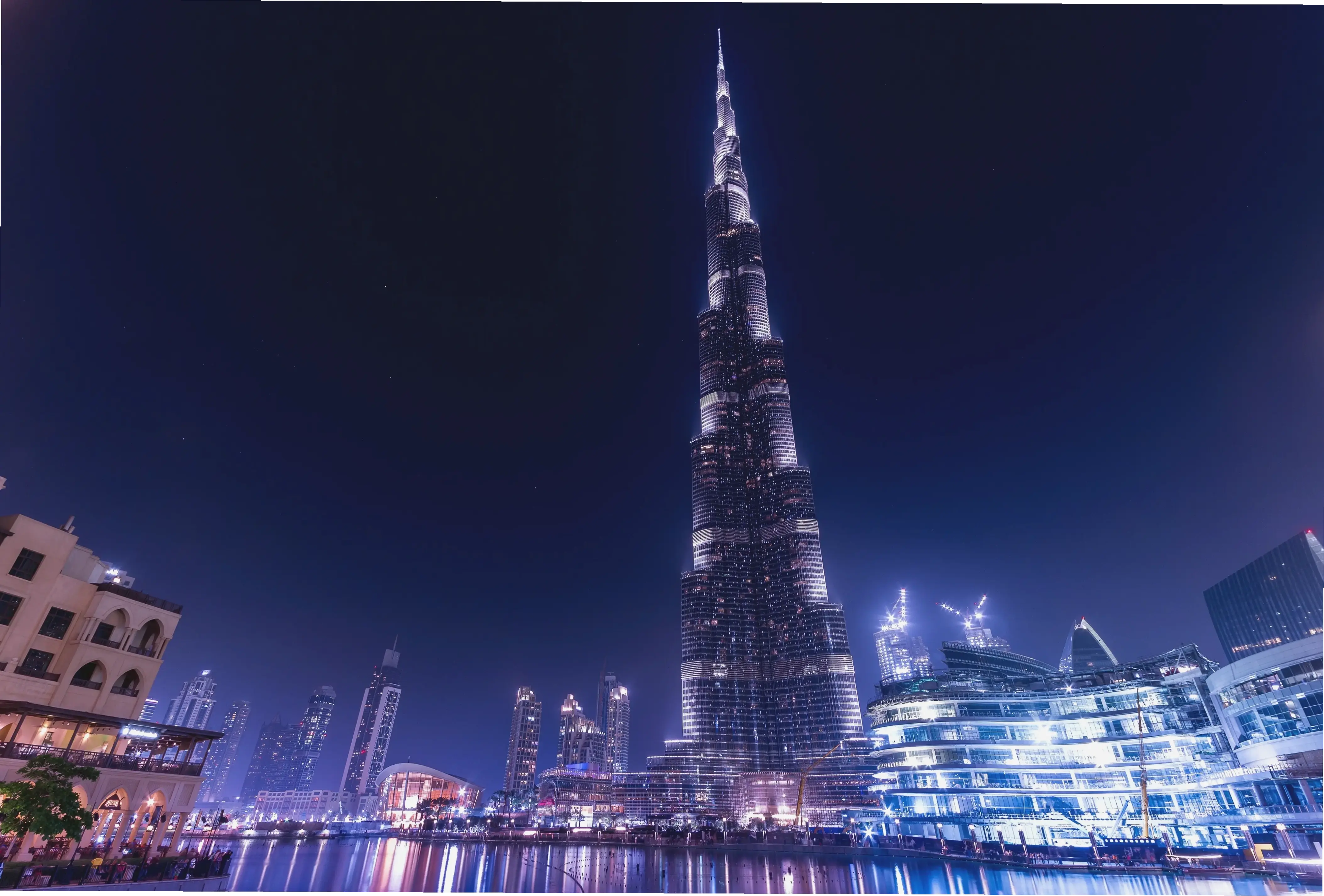 Hình nền Dubai ban đêm rực rỡ, với ánh đèn neon lung linh và bầu trời huyền ảo đầy mê hoặc.