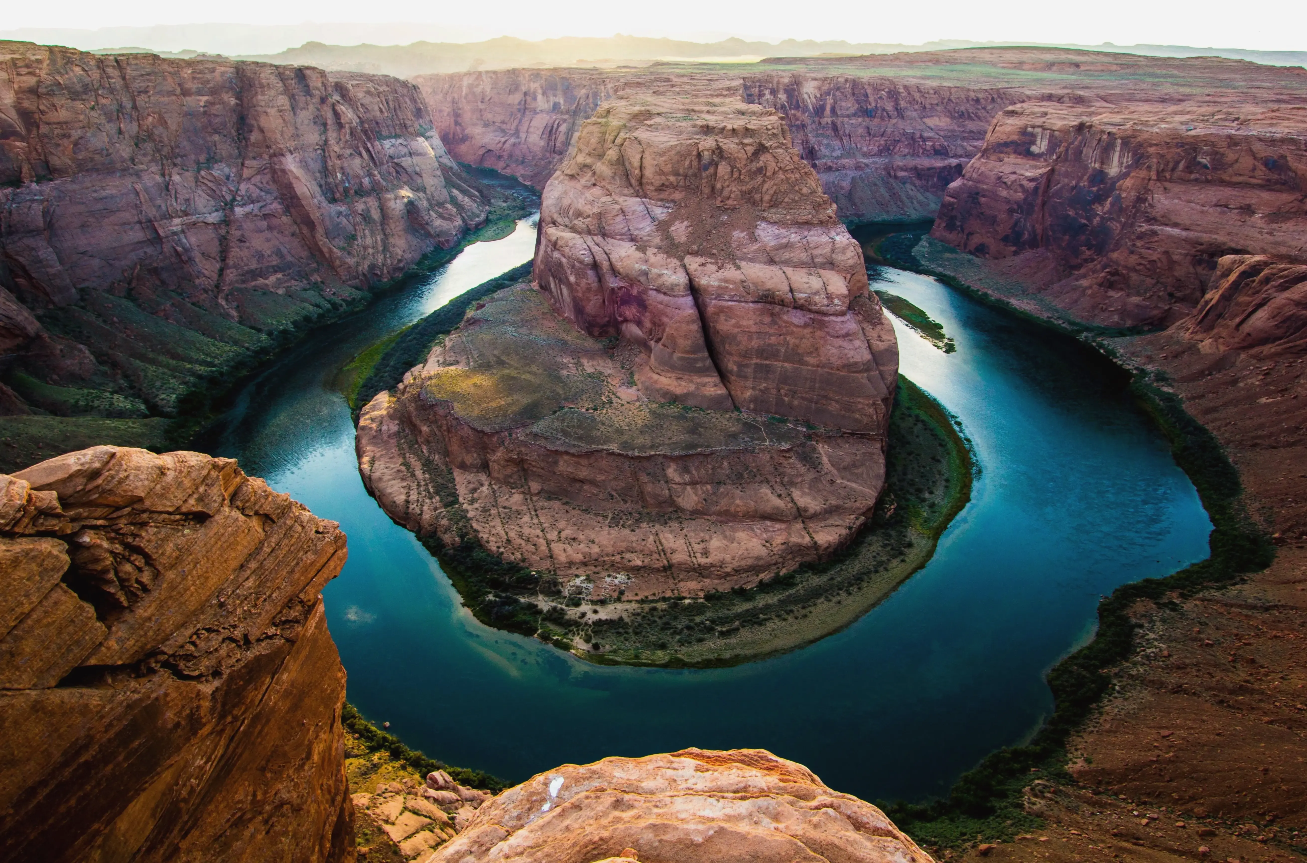 Hình nền Grand Canyon thơ mộng, gợi lên cảm xúc lãng mạn và yên bình của vùng đất kỳ diệu.
