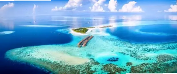 Hình nền Maldives thơ mộng, gợi lên giấc mơ lãng mạn giữa biển xanh và cát trắng mịn màng.