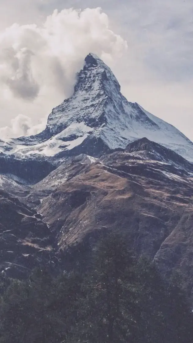 Hình nền tuyệt đẹp của núi tuyết Matterhorn, biến desktop thành khung cảnh Alps huyền ảo và ấn tượng.