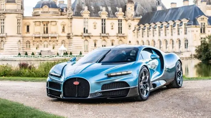 Hình nền xe đêm mê hoặc với Bugatti lấp lánh ánh đèn, tạo không gian huyền ảo và đầy sức hút.