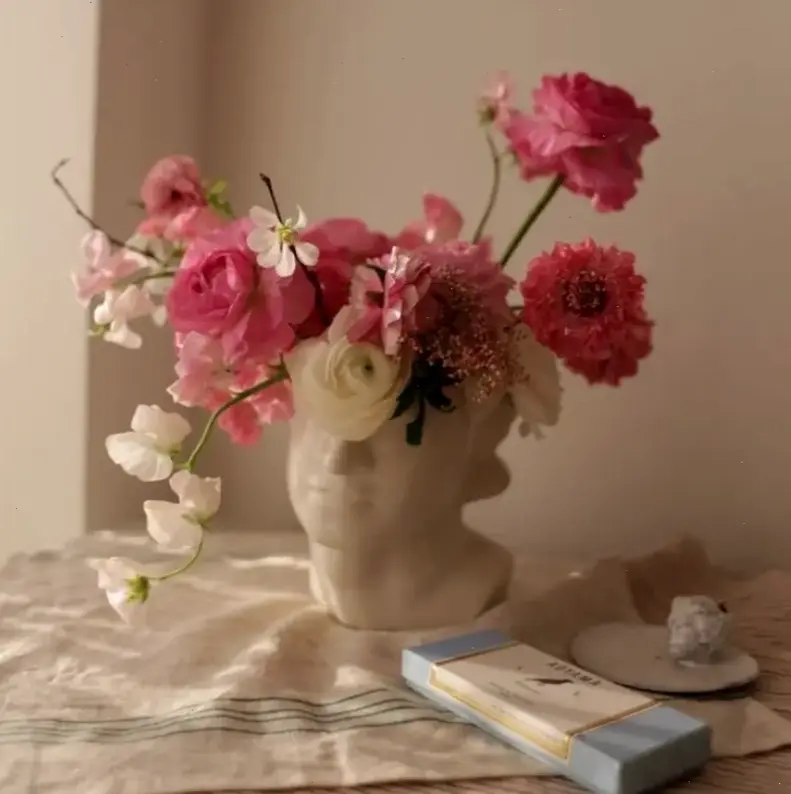 Hoa cúc cắm bình trang trí, cận cảnh vẻ đẹp ấm áp và tinh tế cho không gian sống.