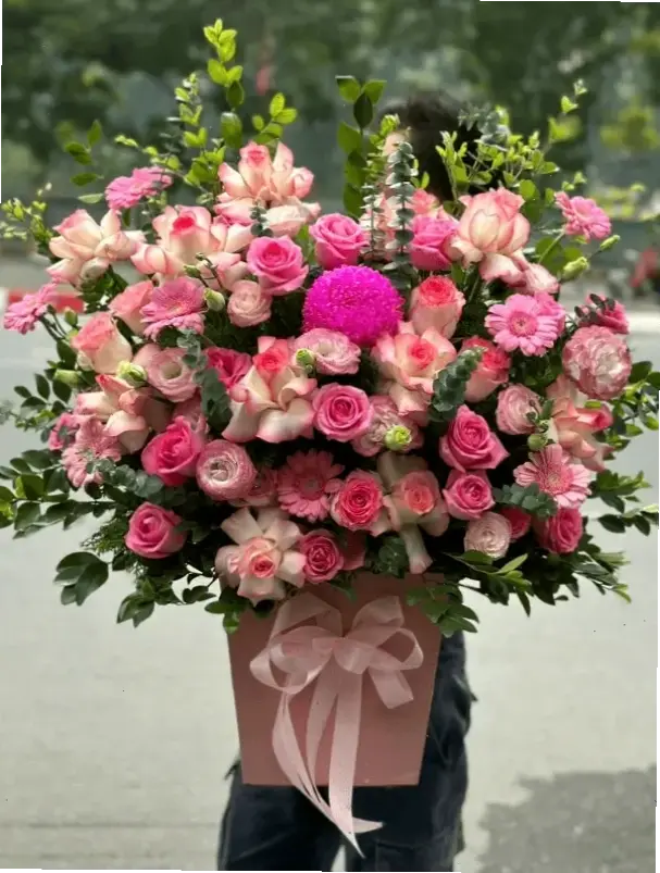 Hoa hồng cắm bình tạo không gian lãng mạn, tô điểm cho ngày 8/3 với vẻ đẹp tự nhiên và tươi mới.