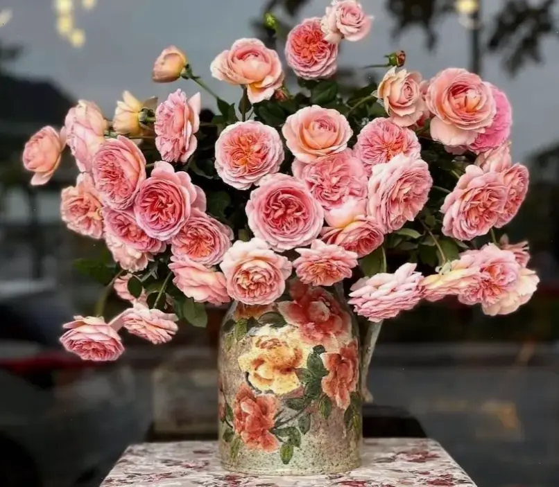 Hoa hồng cắm bình trang nhã, tô điểm sinh nhật thêm phần lãng mạn và tươi mới.