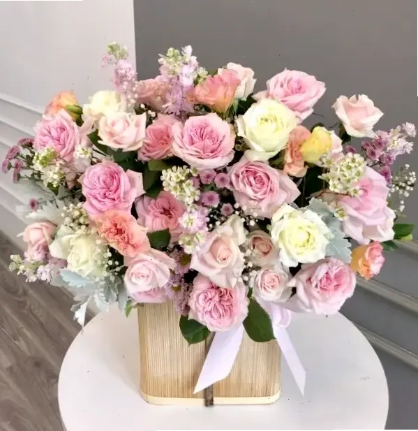 Hoa hồng cắm bình trang trí tiệc cưới, thêm phần sang trọng và tươi mới cho bàn tiệc.