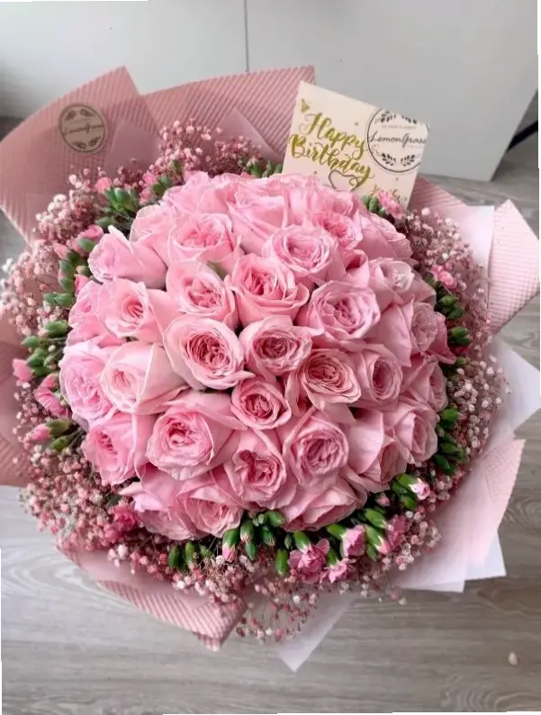 Hoa hồng đỏ rực rỡ, món quà lý tưởng cho ngày sinh nhật tràn đầy tình yêu và niềm vui bất tận.