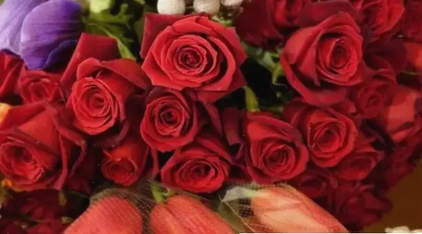 Hoa hồng Valentine kết hợp tiệc cưới, tạo nên ngày lễ lãng mạn và đầy cảm xúc.