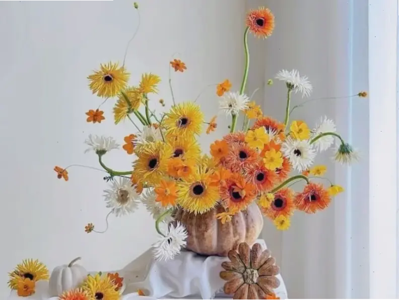 Hoa hướng dương cắm bình cận cảnh, mang vẻ đẹp thanh lịch và ấm áp cho không gian sống hàng ngày.