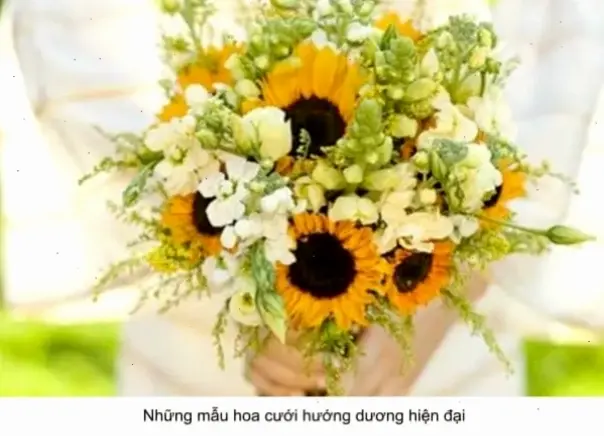 Hoa hướng dương cắm bình trang trí bàn tiệc cưới, tạo nên không gian lãng mạn và rực rỡ đầy sức sống.