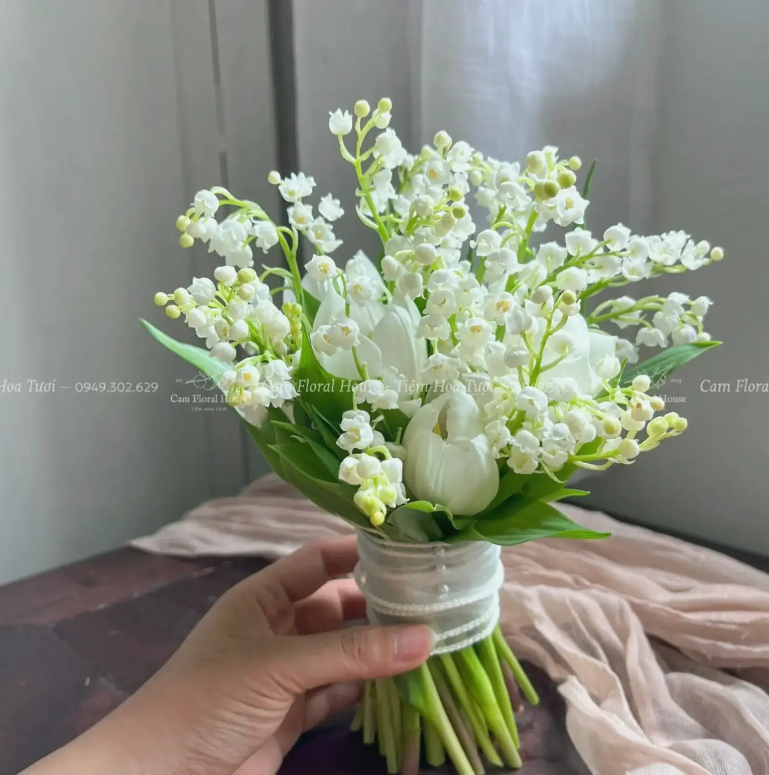 Hoa lan ngày cưới lãng mạn, biểu tượng cho tình yêu vĩnh cửu và hạnh phúc, làm nổi bật khoảnh khắc quan trọng của bạn.