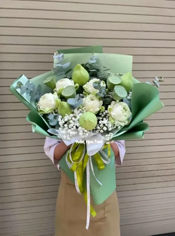 Hoa sen trang trí bó hoa làm đẹp không gian, kết hợp tinh tế giữa nghệ thuật và thiên nhiên.