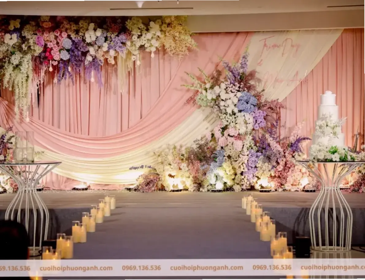 Hoa tulip trang trí tiệc cưới mang đến sự sang trọng và tươi mới, biến không gian thành khu vườn tình yêu tuyệt đẹp.